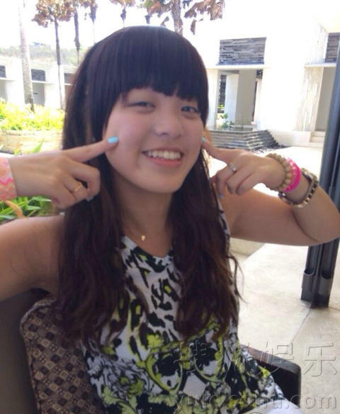 媒体报道,钟镇涛(微博)同前妻章小蕙的女儿钟嘉晴不知不觉已经20岁啦