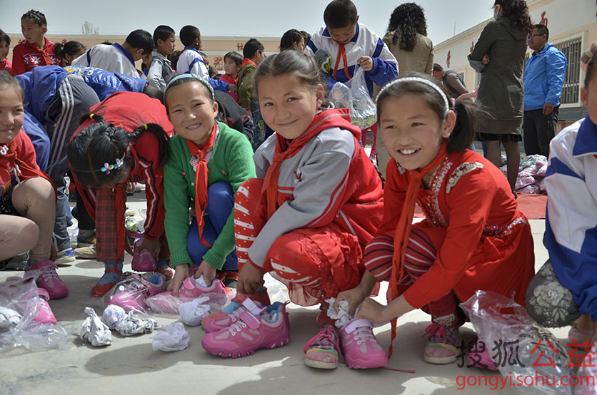 组图:新疆两所小学的孩子们穿上爱心运动鞋68