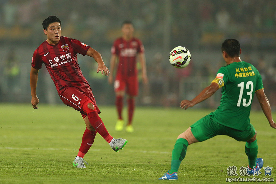高清图:国安0-0战平上港 杨智神勇扑点激情怒吼