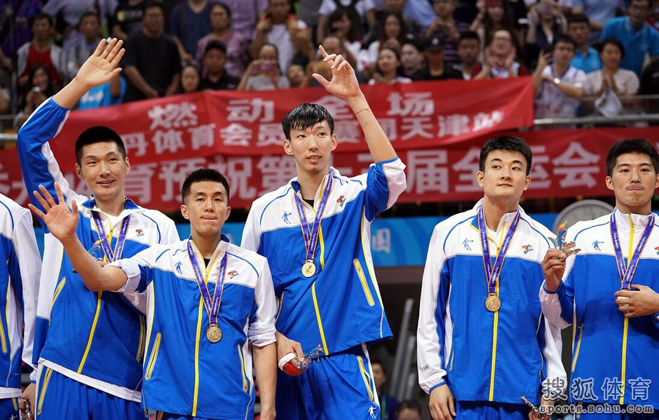 高清:全运会男篮辽宁夺冠 周琦郭艾伦挥手致意