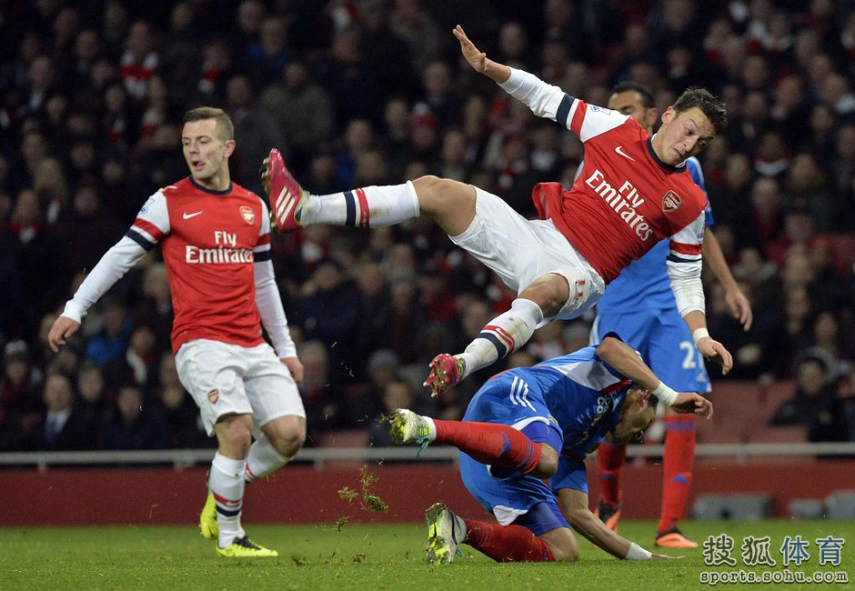 高清:自信帝霸气凌空风神腿 厄齐尔被摔倒栽葱