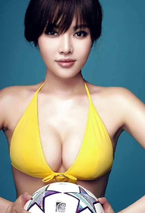 高清:足球宝贝性感写真挺巴西队 大秀傲人上围