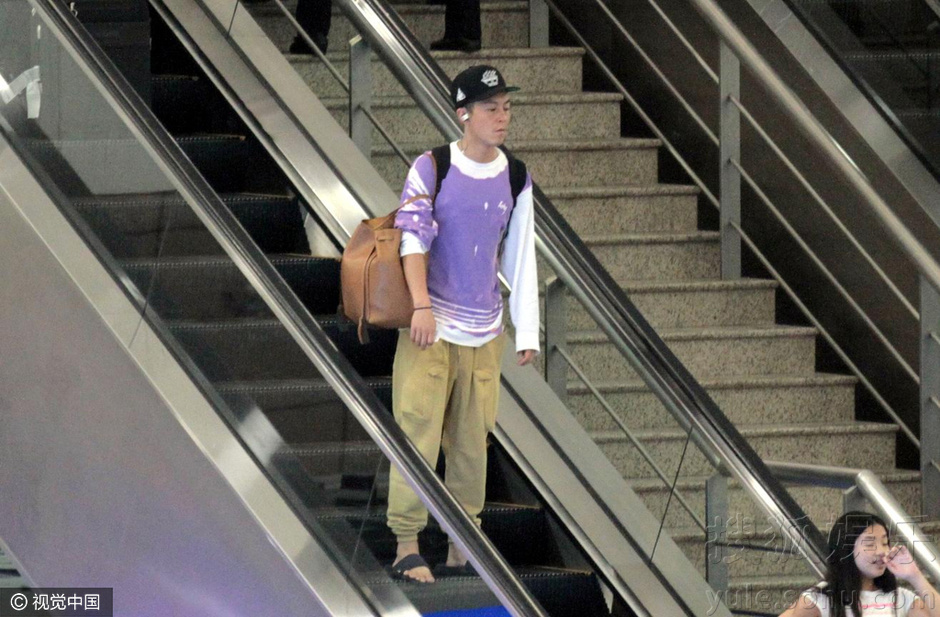 小痞子上线!陈冠希机场踩拖鞋 车库脱外套抽烟