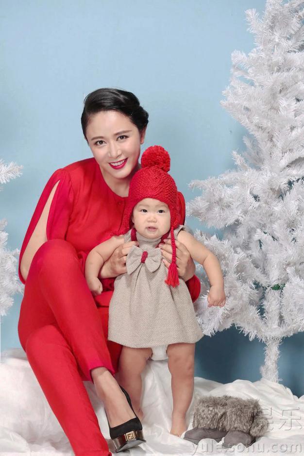 张恒首曝亲子写真 时尚辣妈母爱初体验