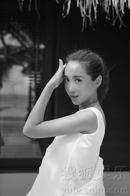 杜若溪调侃好老公标配 严屹宽变“炫妻狂人”