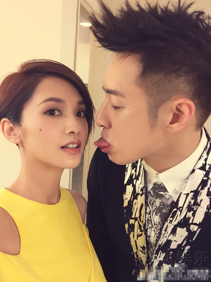 杨丞琳与潘玮柏搞怪合影 王心凌低胸抢镜-娱乐