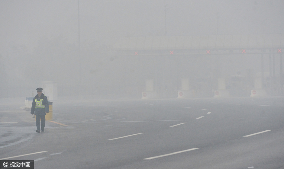 北京雾霾预警齐发 局地能见度不足100米