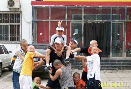 张艺兴为包贝尔推荐发型师 儿时光头旧照曝光