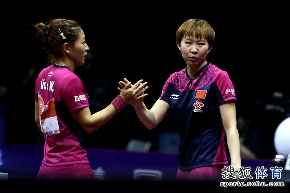 高清:刘诗雯朱雨玲击掌庆祝 孔令辉场边授机宜