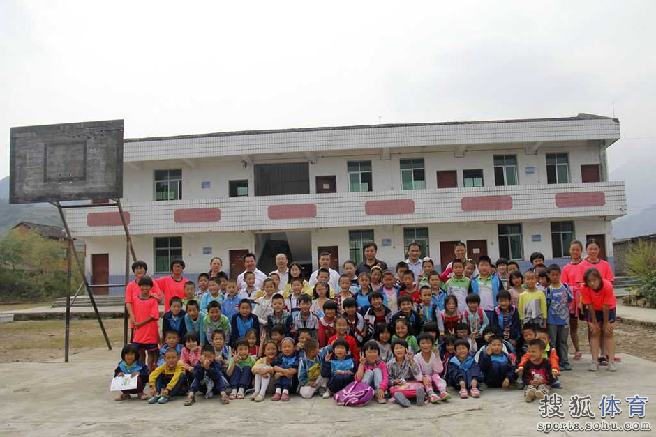 高清:湖北省乡镇校园足球启动 盼出国字号球员