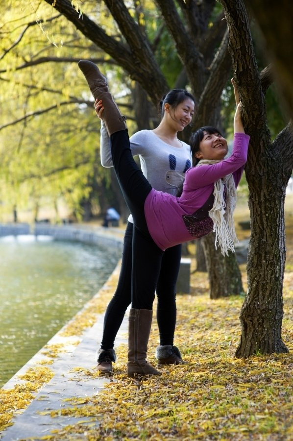 <em>舞蹈</em>系女<em>大学生</em>的劈腿神功