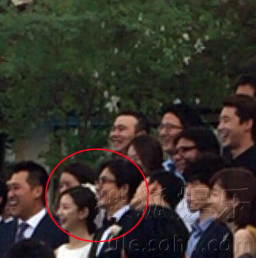 裴勇俊朴秀珍亲吻婚纱照曝光 两人爱得甜蜜