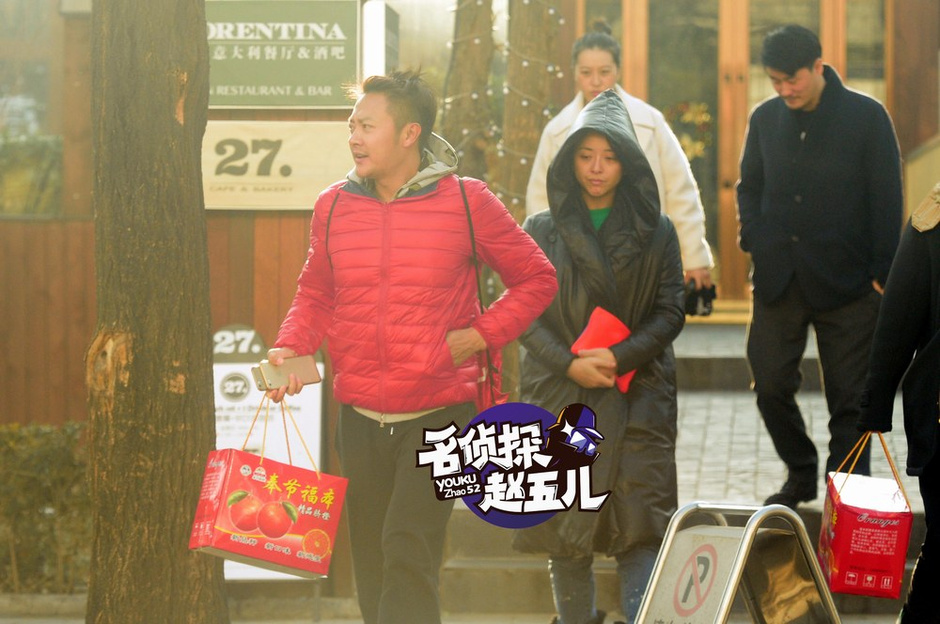 印小天拜访好友 妻子哈琳娜挺大肚相伴左右