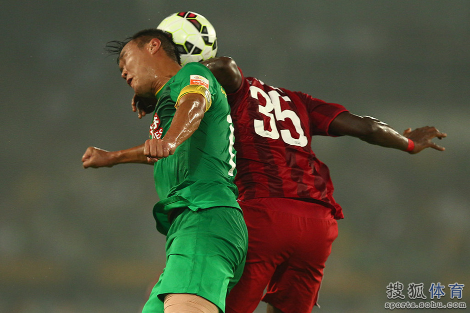 高清图:国安0-0战平上港 杨智神勇扑点激情怒吼