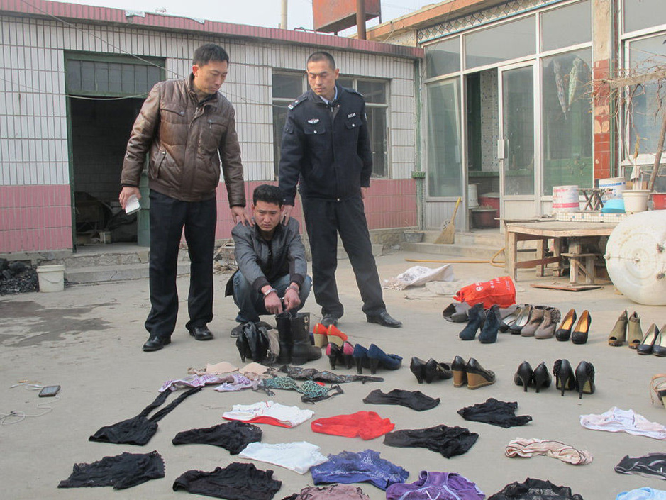 小伙恋物 专偷女鞋和内衣6092469-新闻图片库