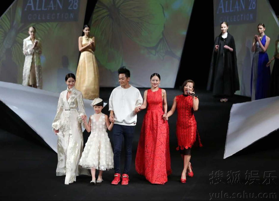 樊蕊为好友设计师走秀 完美演绎优雅华丽