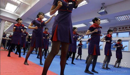 各城市如何应对航班延误:香港空姐学咏春拳防