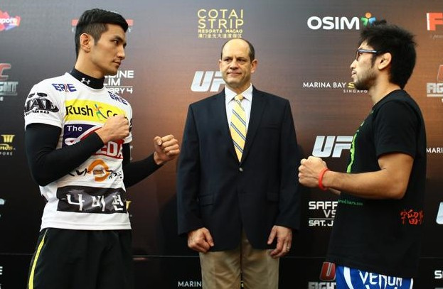 UFC新加坡赛称重仪式 新举牌女郎性感亮相(图