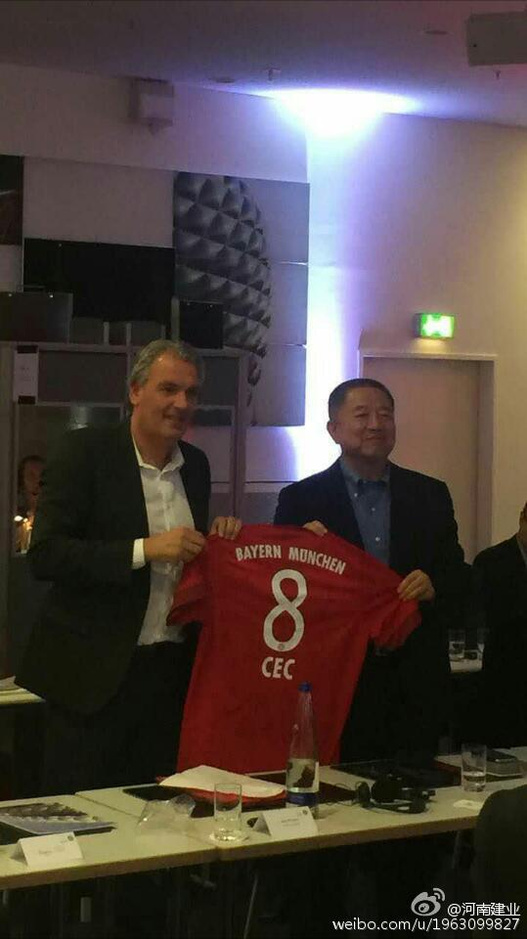 建业董事长访问拜仁 获8号球衣更衣室合影(图