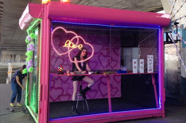 林依晨英国街边<em>穿皮短裤大</em>跷二郎腿6924469-