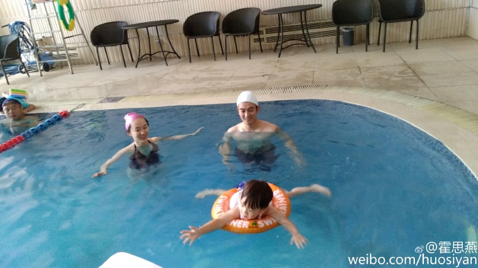 思燕与老公教儿子游泳 网友:你有点像王祖蓝7