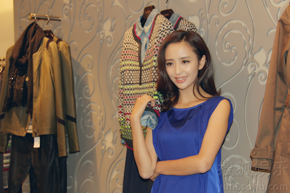 佟丽娅亮相品牌时装秀 穿衣风格显知性优雅