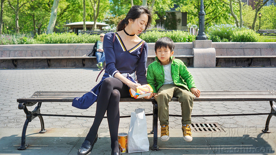 黄觉晒妻子照片岳云鹏点赞嫂子美