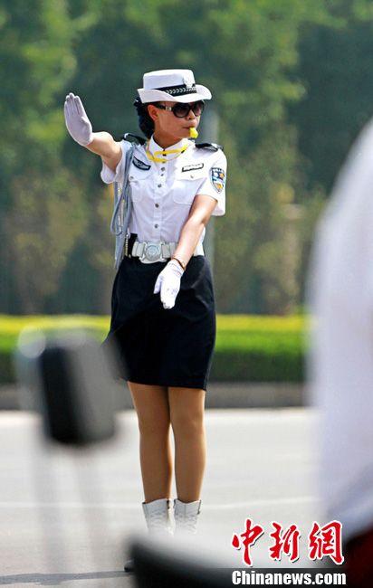 河南女交警换<em>夏装</em> <em>短裙白</em>靴似空姐5126769-女