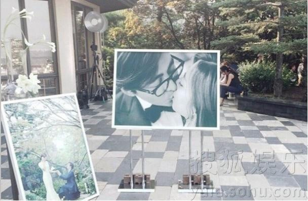 裴勇俊朴秀珍亲吻婚纱照曝光 两人爱得甜蜜