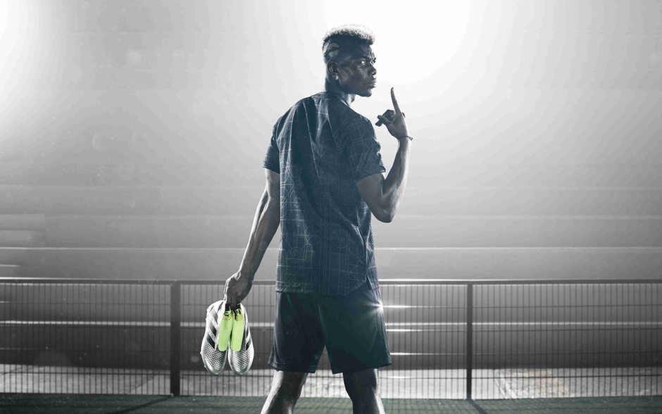 高清图:梅西苏神代言阿迪战靴 跳蚤竖食指霸气