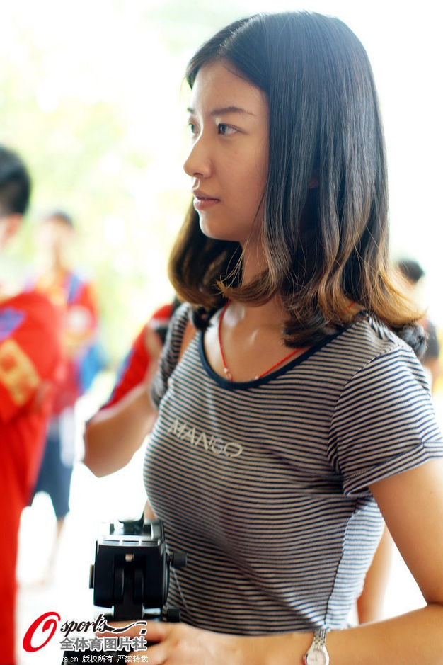 高清:恒大亚冠一触<em>即发 美女</em>记者侧颜清新抢镜