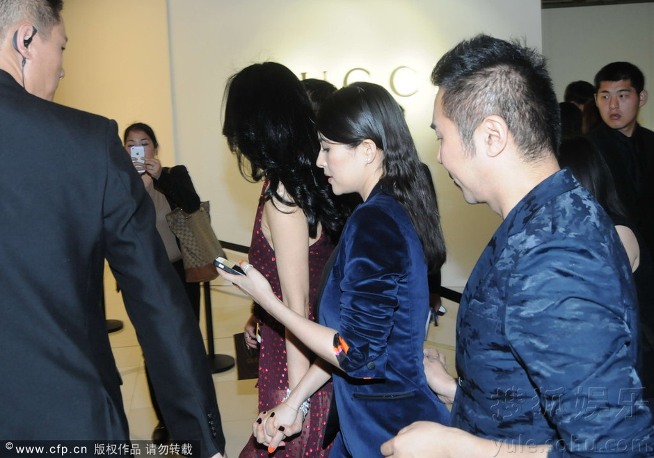  章子怡 与好姐妹牵手 离场  紧握手机似 与汪峰 传