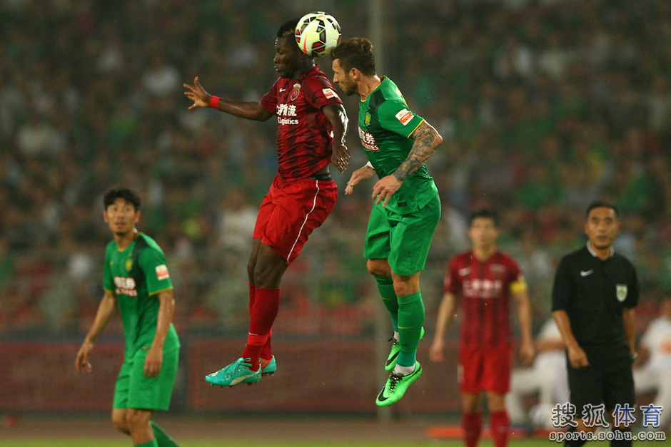 高清图:国安0-0战平上港 杨智神勇扑点激情怒吼