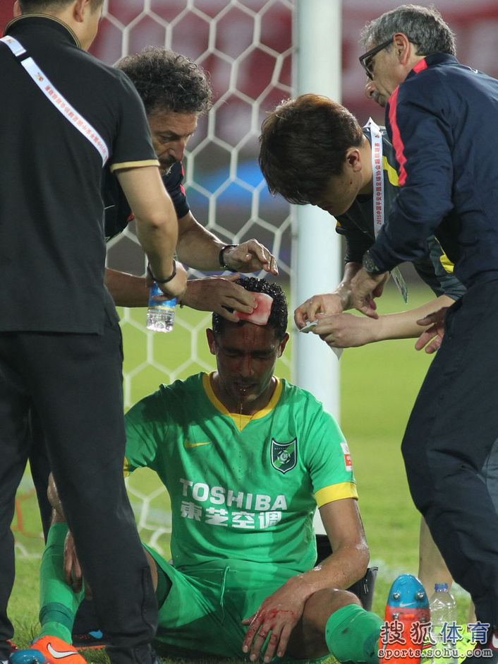 高清:埃神弹射破门亲吻纹身 曾诚复出勇猛不减