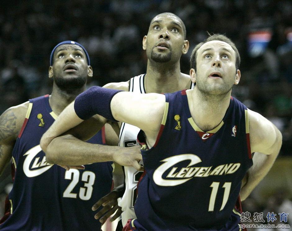 07总决赛经典瞬间:邓肯掀翻詹皇 帕克伊娃香吻