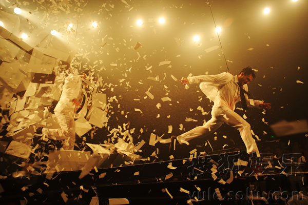 舞神杨丽萍民族风亮相 捧场《极限震撼》