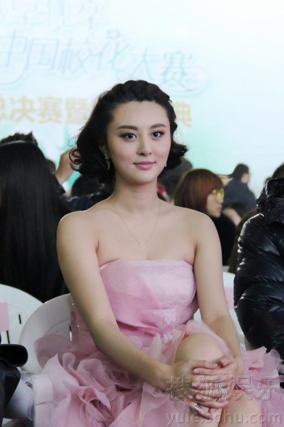 甘露助阵校花大赛 粉红"芭比"甜蜜亮相