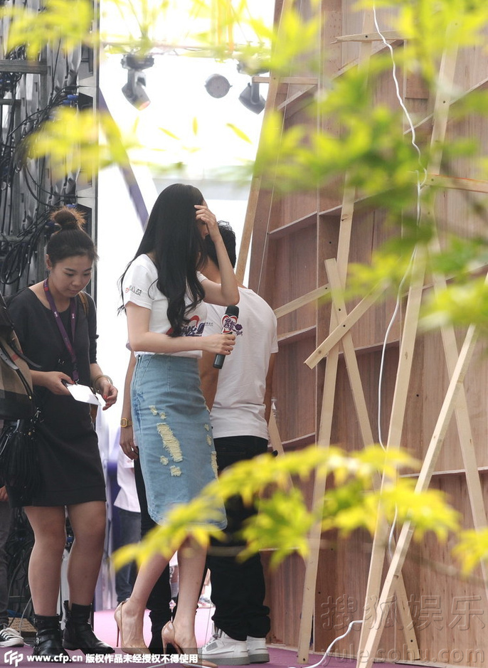 辣妈杨幂产后亮相 紧身裙秀窈窕身材7222173