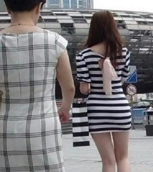 夏日<em>街拍</em>穿超短裙露长腿的<em>美女</em>们5302273-女