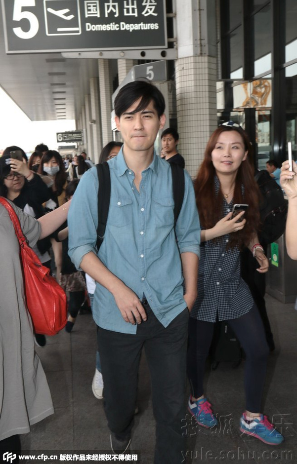 周渝民帅气抵沪人气爆棚 为粉丝签名显亲民