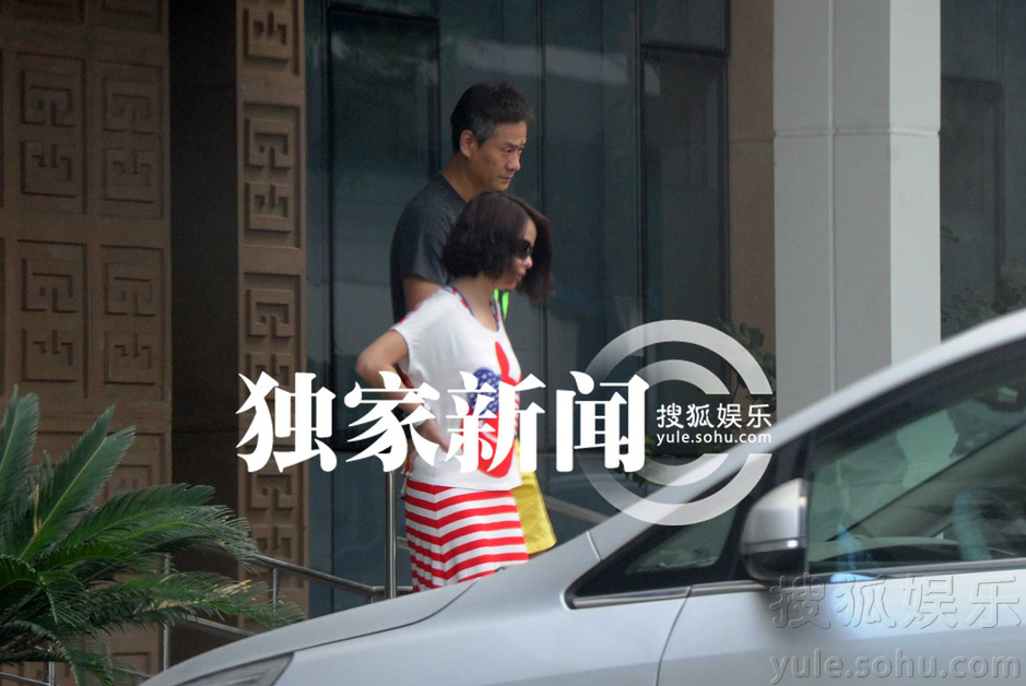 连奕名携妻做检查 杨若兮疑似怀孕