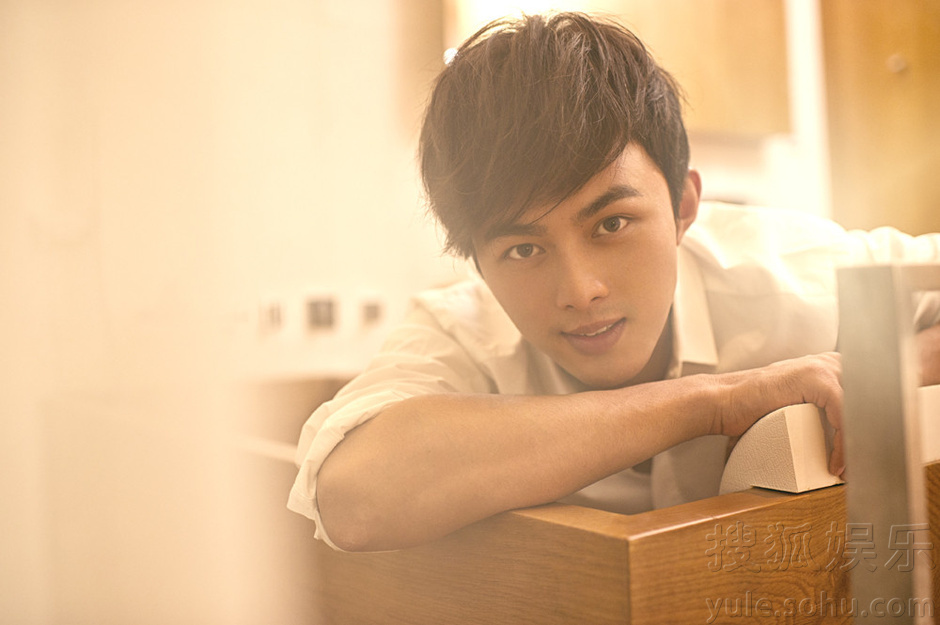 叶祖新曝光最新梦幻写真 露笑颜展暖男魅力69