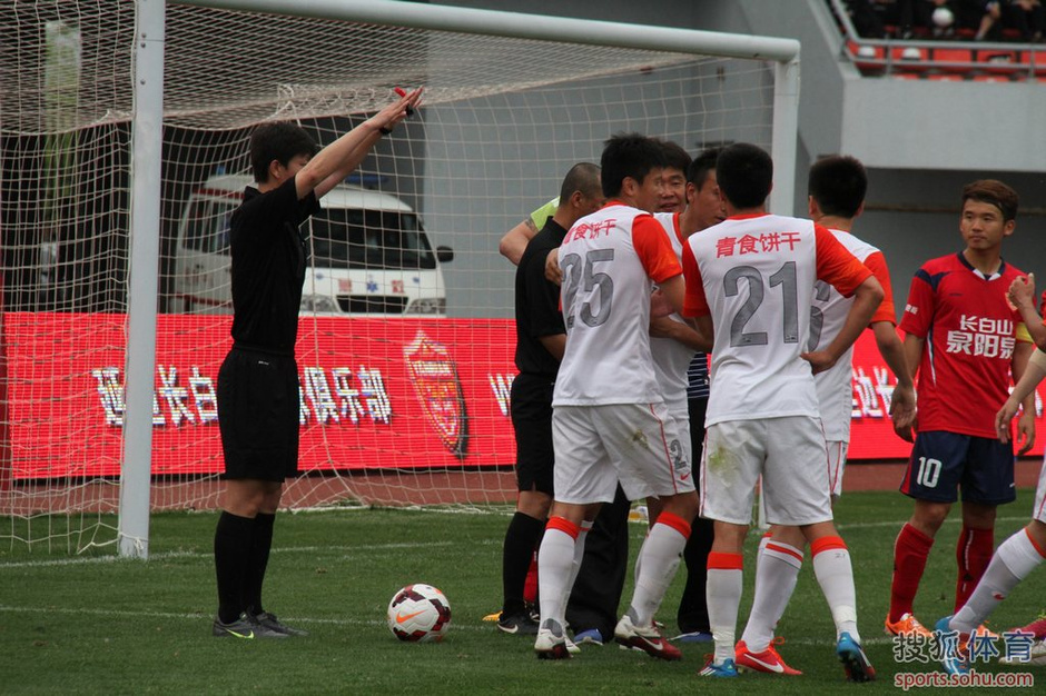高清:中能围裁判表不满 补时扳平将帅狂欢拥抱