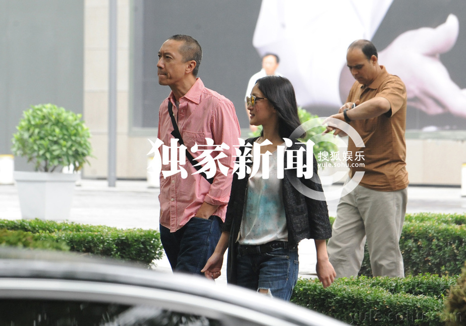 独家:周迅一脸红痘约神秘男 无惧绯闻街头耍宝