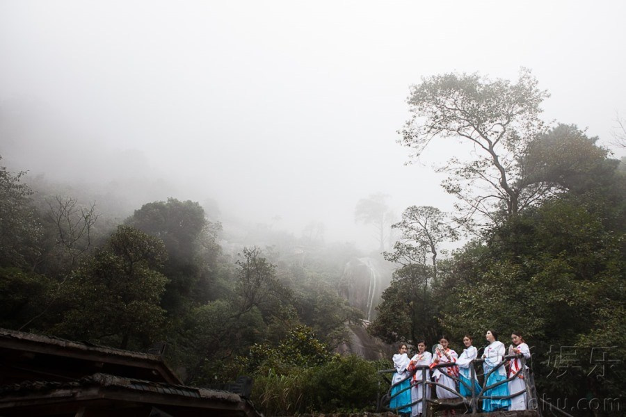 世界旅游文化小姐三清山外拍 穿泳装秀身材80