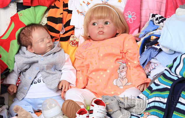 英患病母亲求女心切买真人娃娃寻安慰