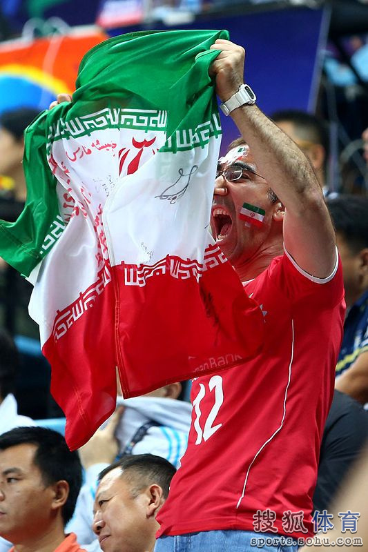 花絮:亚锦赛场边表情 中国小球迷成男篮第13人