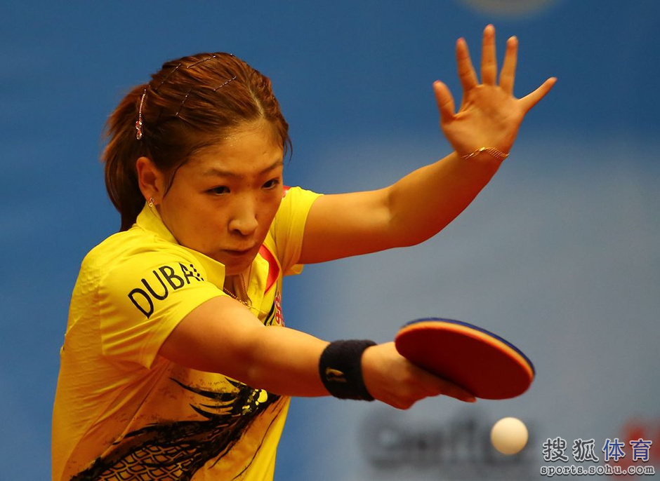 高清图:刘诗雯蹲地上卖萌 举起10.4万美元支票