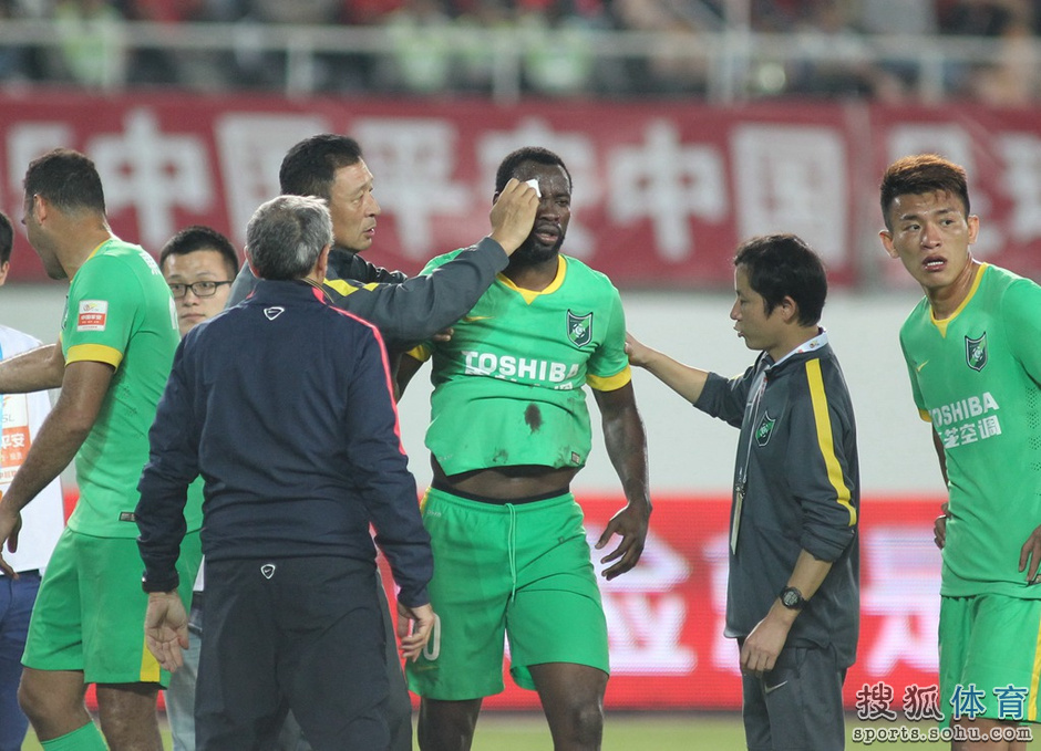 高清:埃神弹射破门亲吻纹身 曾诚复出勇猛不减