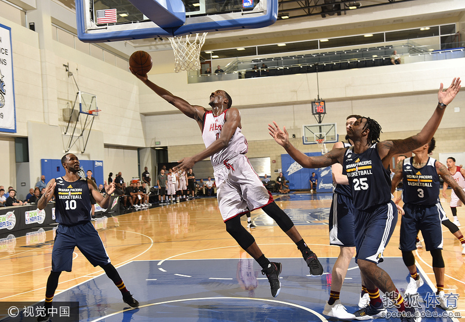 高清图:2017NBA夏季联赛 利夫阿德巴约双雄争